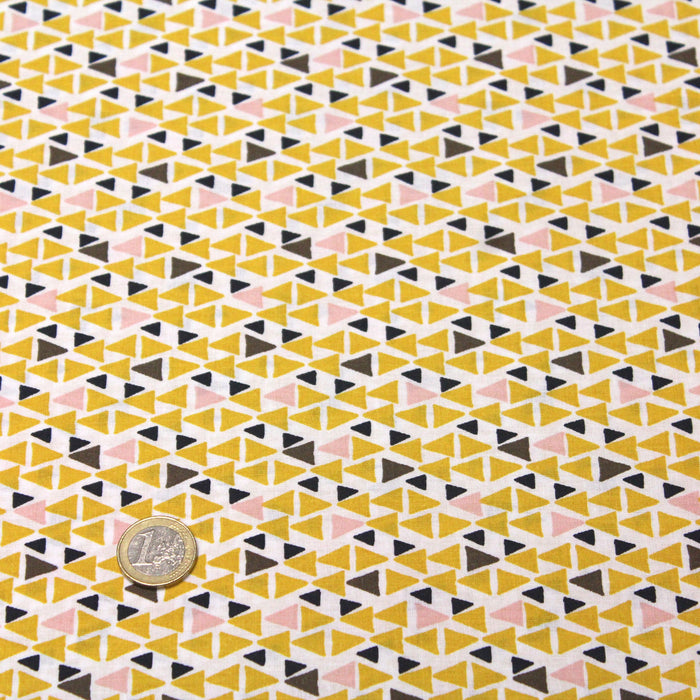 Tissu de coton aux petits triangles jaune safran, marron chocolat & rose, fond blanc - OEKO-TEX®