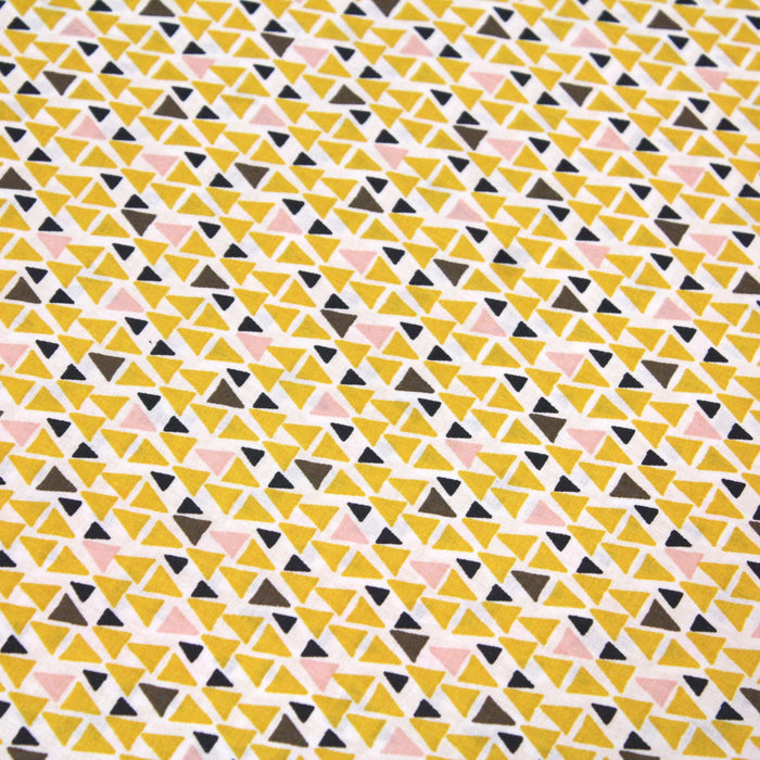 Tissu de coton aux petits triangles jaune safran, marron chocolat & rose, fond blanc - OEKO-TEX®