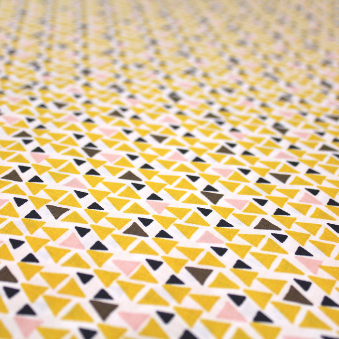 Tissu de coton aux petits triangles jaune safran, marron chocolat & rose, fond blanc - OEKO-TEX®