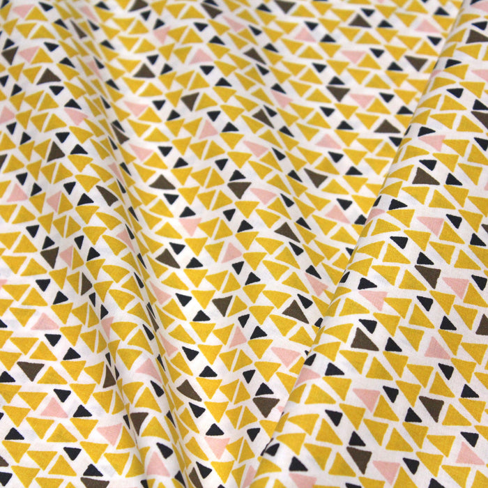 Tissu de coton aux petits triangles jaune safran, marron chocolat & rose, fond blanc - OEKO-TEX®