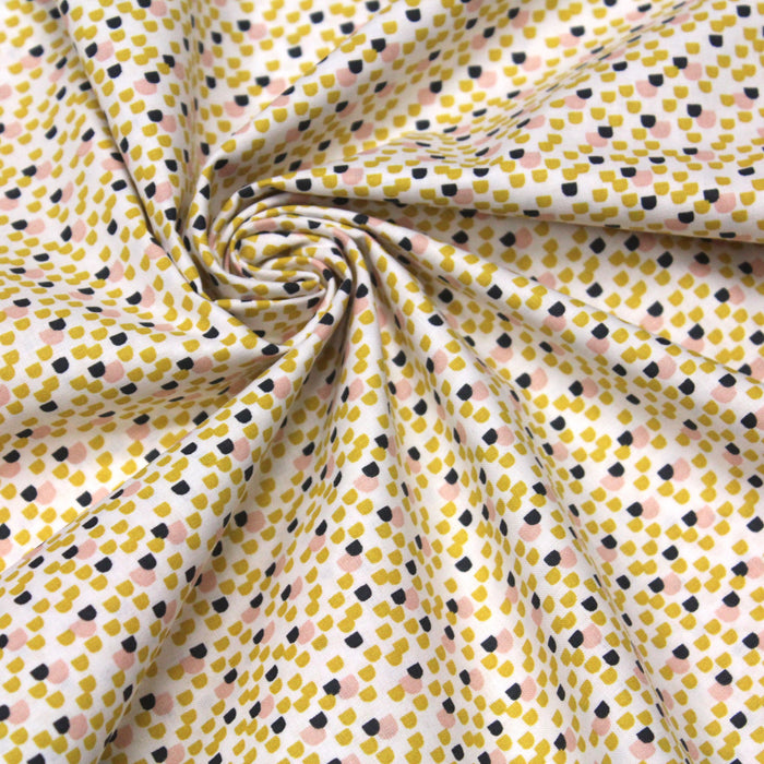 Tissu de coton aux petits motifs géométriques jaune safran, marron chocolat & rose, fond blanc - OEKO-TEX®