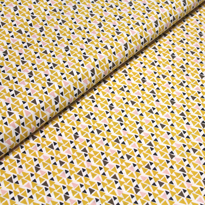 Tissu de coton aux petits triangles jaune safran, marron chocolat & rose, fond blanc - OEKO-TEX®