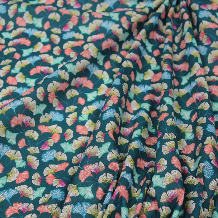 Tissu de coton motif traditionnel japonais aux feuilles de ginkgo multicolores sur fond vert canard - Oeko-Tex