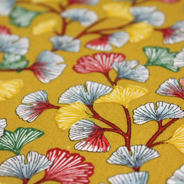 Tissu de coton motif traditionnel japonais aux feuilles de ginkgo multicolores sur fond jaune moutarde - Oeko-Tex