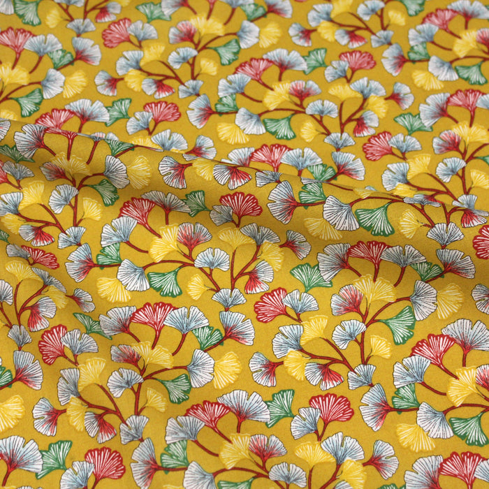 Tissu de coton motif traditionnel japonais aux feuilles de ginkgo multicolores sur fond jaune moutarde - Oeko-Tex