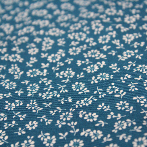 Tissu popeline de viscose bleu canard aux fines fleurs blanches - Fabrication française - Oeko-Tex - tissuspapi