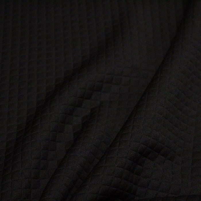 Tissu Jersey noir matelassé aux petits losanges