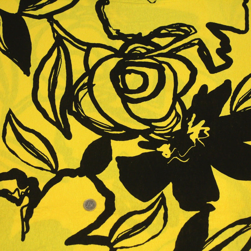 Tissu jersey de viscose jaune aux grandes fleurs noires - COLLECTION ETHNIQUE - TissusPapi.com