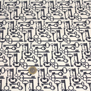 Tissu popeline de coton aux clefs vintage bleu marine, fond écru - TissusPapi.com
