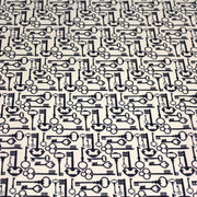 Tissu popeline de coton aux clefs vintage bleu marine, fond écru - TissusPapi.com