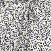 Tissu popeline de coton aux clefs vintage bleu marine, fond écru - TissusPapi.com