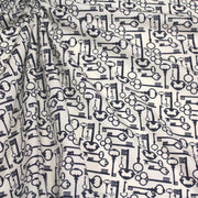 Tissu popeline de coton aux clefs vintage bleu marine, fond écru - TissusPapi.com