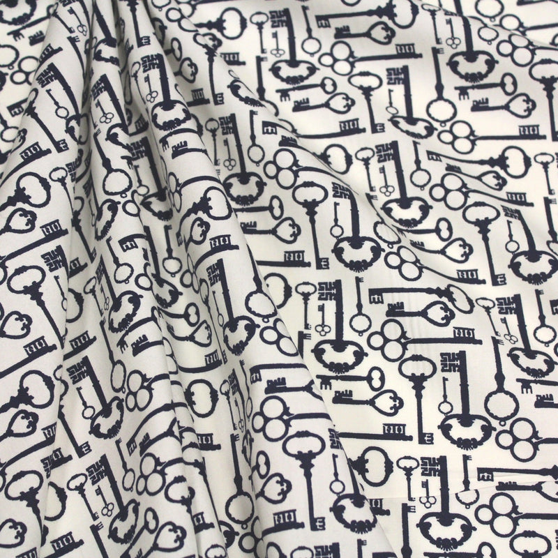Tissu popeline de coton aux clefs vintage bleu marine, fond écru - TissusPapi.com