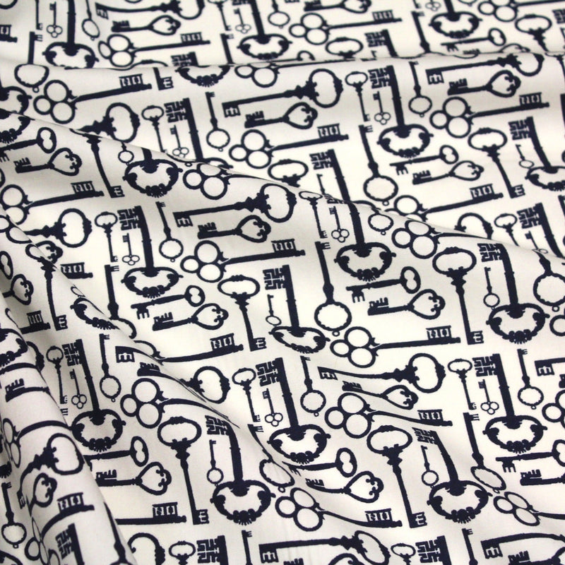 Tissu popeline de coton aux clefs vintage bleu marine, fond écru - TissusPapi.com