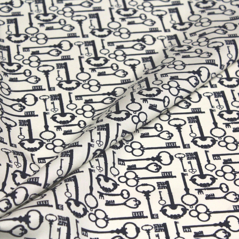 Tissu popeline de coton aux clefs vintage bleu marine, fond écru - TissusPapi.com