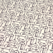 Tissu popeline de coton aux clefs vintage taupe, fond écru - TissusPapi.com