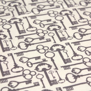 Tissu popeline de coton aux clefs vintage taupe, fond écru - TissusPapi.com