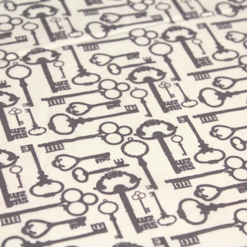 Tissu popeline de coton aux clefs vintage taupe, fond écru - TissusPapi.com