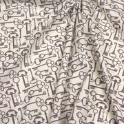 Tissu popeline de coton aux clefs vintage taupe, fond écru - TissusPapi.com