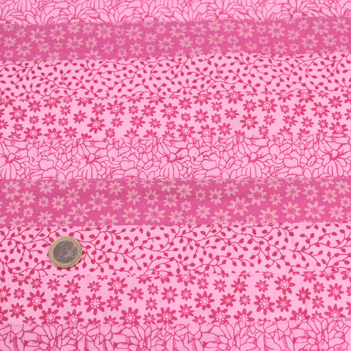 Tissu de coton batik patchwork aux fleurs variées, tons rose et rose fuchsia