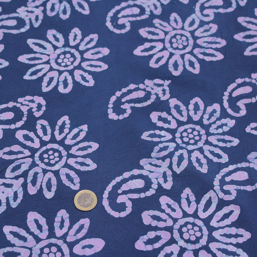 Tissu de coton batik aux fleurs mauves, fond bleu marine - tissuspapi