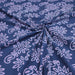 Tissu de coton batik aux fleurs mauves, fond bleu marine