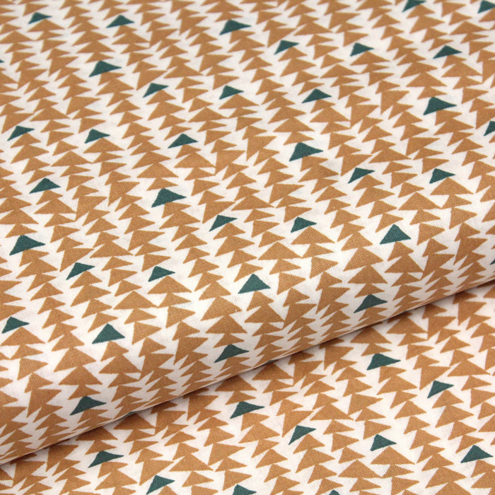Tissu de coton aux petits triangles ocres & vert pin, fond blanc - OEKO-TEX®