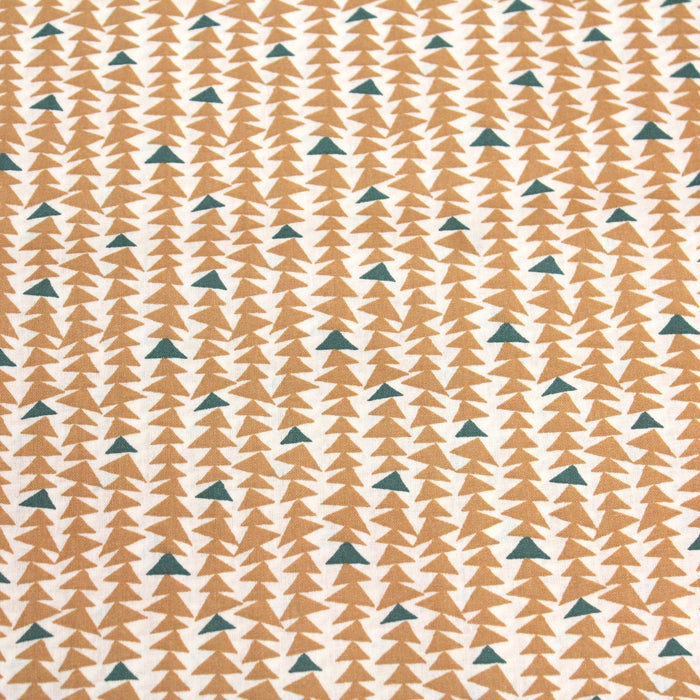 Tissu de coton aux petits triangles ocres & vert pin, fond blanc - OEKO-TEX®