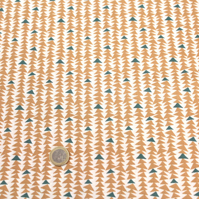 Tissu de coton aux petits triangles ocres & vert pin, fond blanc - OEKO-TEX®