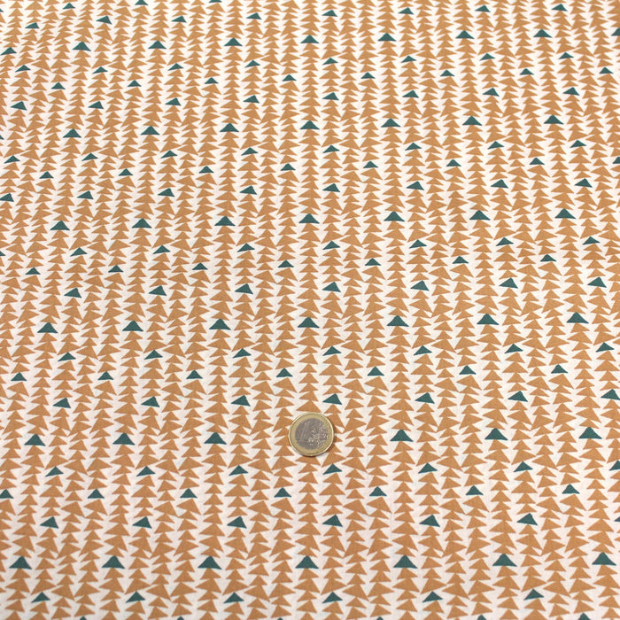 Tissu de coton aux petits triangles ocres & vert pin, fond blanc - OEKO-TEX®
