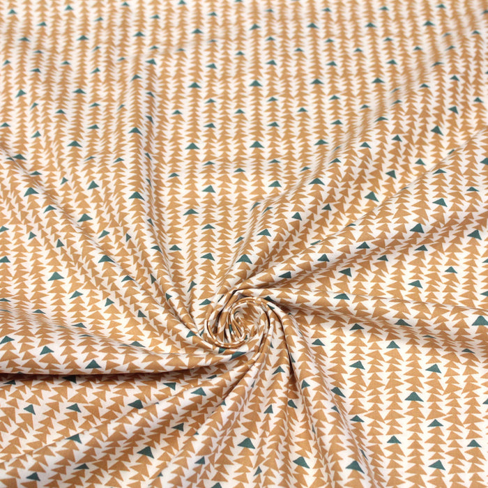 Tissu de coton aux petits triangles ocres & vert pin, fond blanc - OEKO-TEX®