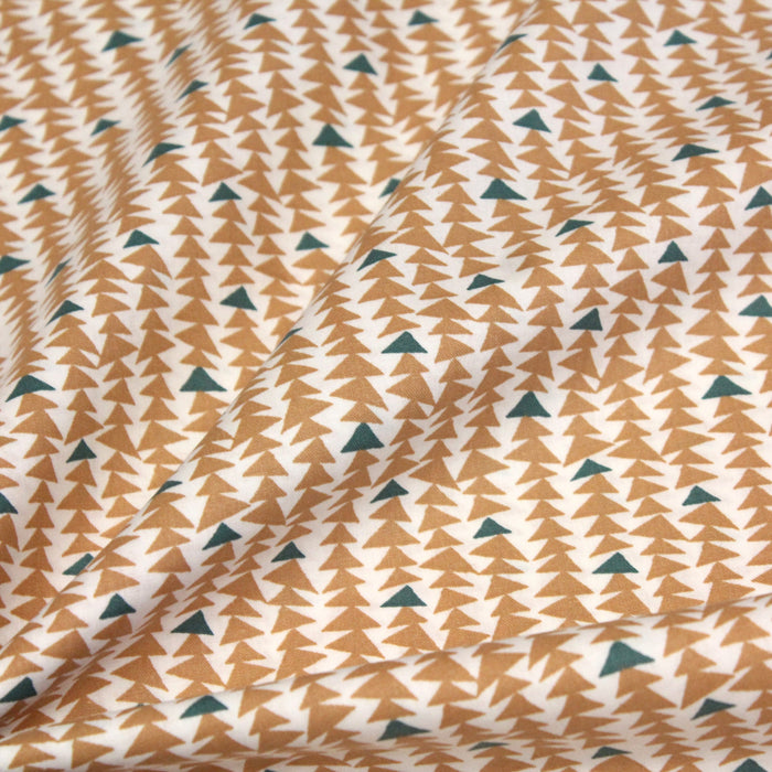 Tissu de coton aux petits triangles ocres & vert pin, fond blanc - OEKO-TEX®
