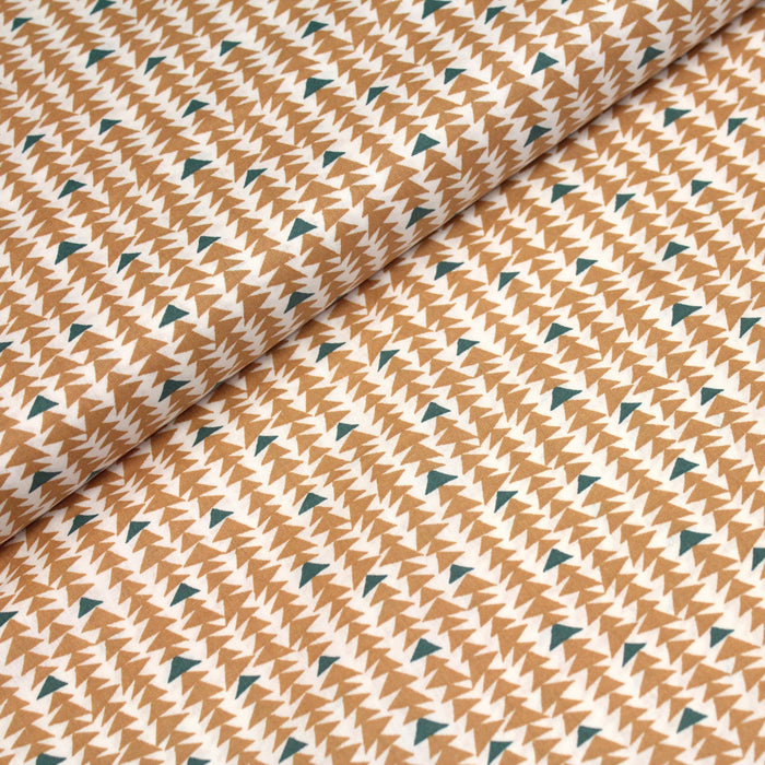 Tissu de coton aux petits triangles ocres & vert pin, fond blanc - OEKO-TEX® - tissuspapi