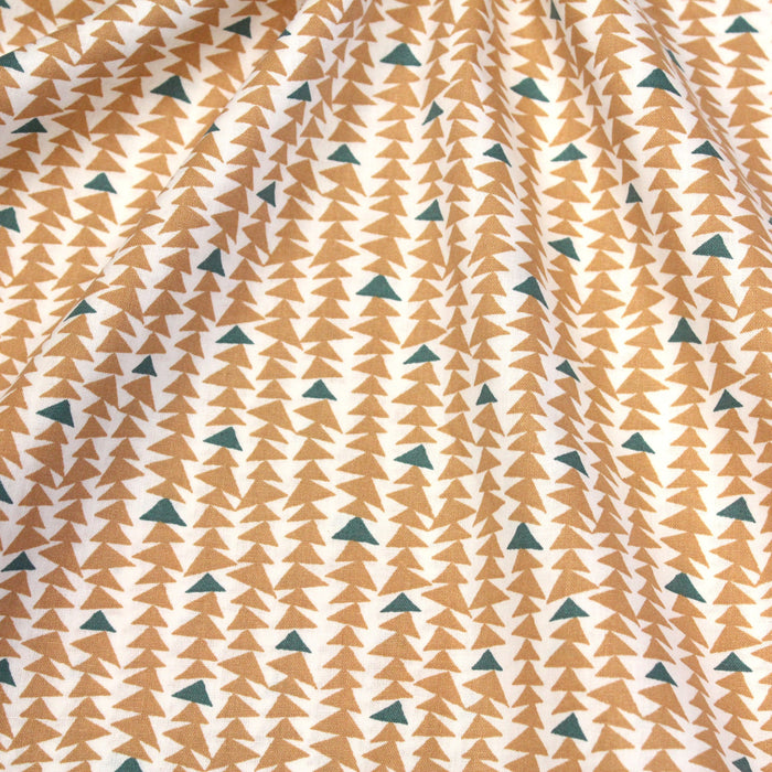 Tissu de coton aux petits triangles ocres & vert pin, fond blanc - OEKO-TEX®
