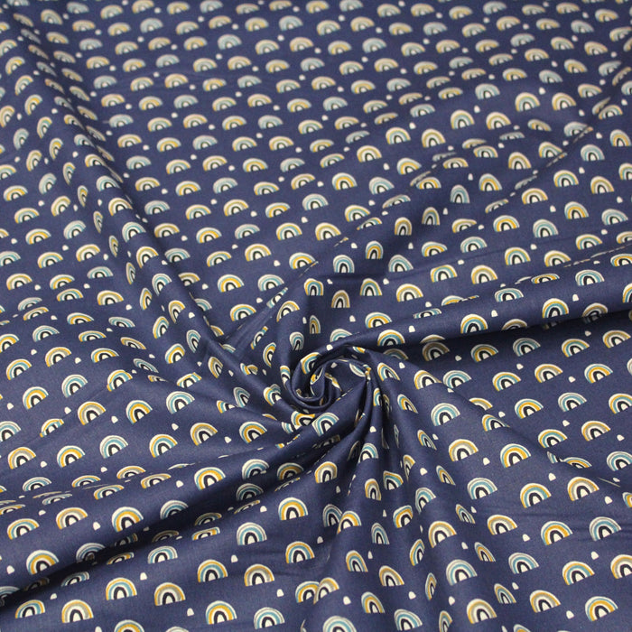 Tissu de coton aux arcs-en-ciel dessinés, fond bleu indigo - OEKO-TEX® - tissuspapi
