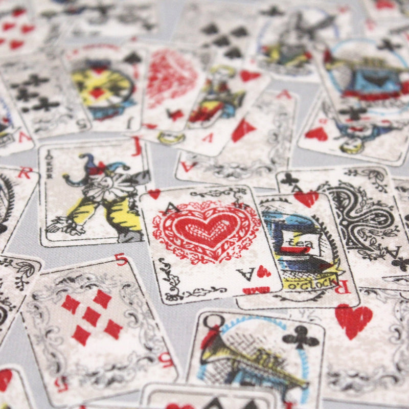 Tissu de coton ALICE au lapin blanc & au jeu de cartes, fond gris clair - Oeko - Tex - TissusPapi.com
