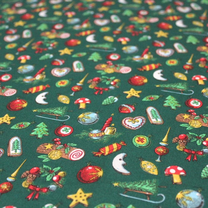 Tissu de coton de Noël aux objets traditionnels, fond vert - Oeko-Tex - tissuspapi