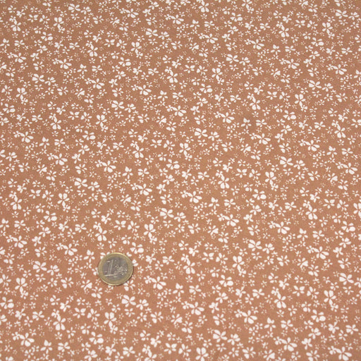 Tissu de coton aux fines fleurs blanches, fond cappuccino - OEKO-TEX® - tissuspapi