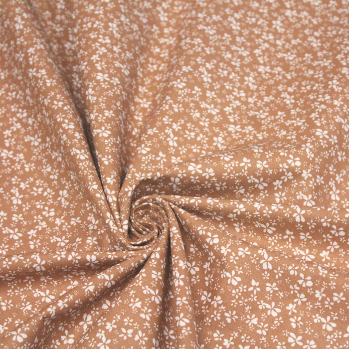 Tissu de coton aux fines fleurs blanches, fond cappuccino - OEKO-TEX® - tissuspapi