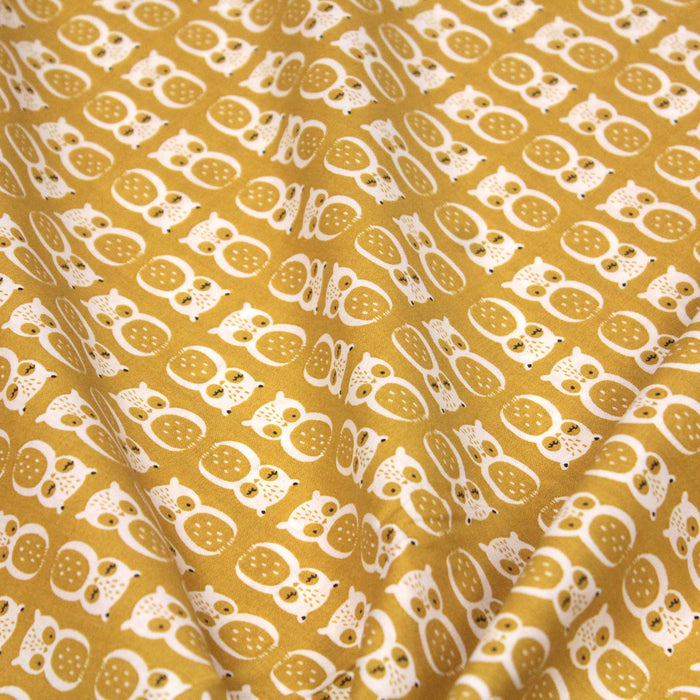 Tissu de coton aux jolis hiboux blancs, fond jaune moutarde - OEKO-TEX® - tissuspapi