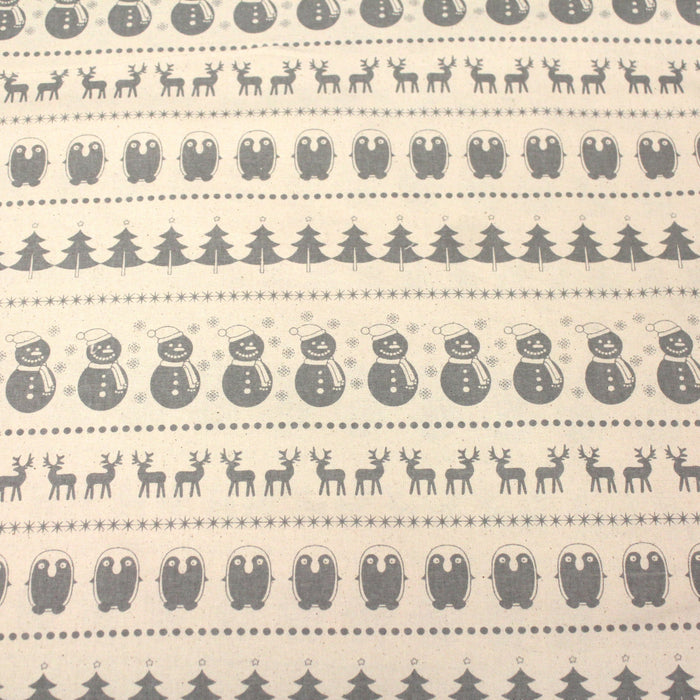 Tissu de coton de Noël scandinave aux bonshommes de neige, rennes, pingouins, sapins de Noël gris, fond écru - tissuspapi