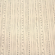 Tissu de coton de Noël scandinave aux décorations de Noël grises, fond écru - TissusPapi.com