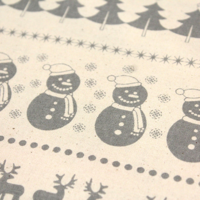 Tissu de coton de Noël scandinave aux bonshommes de neige, rennes, pingouins, sapins de Noël gris, fond écru - tissuspapi