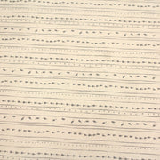 Tissu de coton de Noël scandinave aux décorations de Noël grises, fond écru - TissusPapi.com