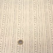 Tissu de coton de Noël scandinave aux décorations de Noël grises, fond écru - TissusPapi.com