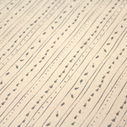 Tissu de coton de Noël scandinave aux décorations de Noël grises, fond écru - TissusPapi.com