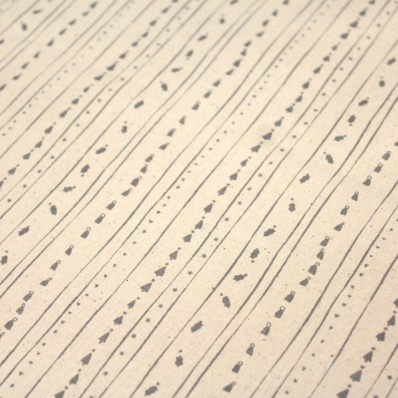 Tissu de coton de Noël scandinave aux décorations de Noël grises, fond écru - TissusPapi.com