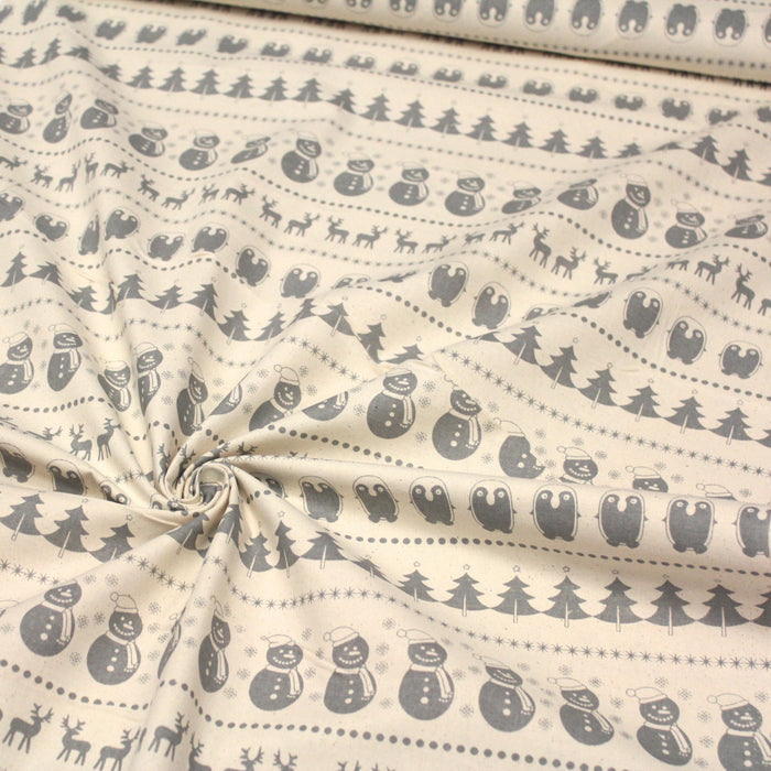 Tissu de coton de Noël scandinave aux bonshommes de neige, rennes, pingouins, sapins de Noël gris, fond écru - tissuspapi