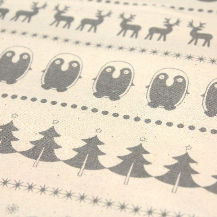 Tissu de coton de Noël scandinave aux bonshommes de neige, rennes, pingouins, sapins de Noël gris, fond écru - tissuspapi