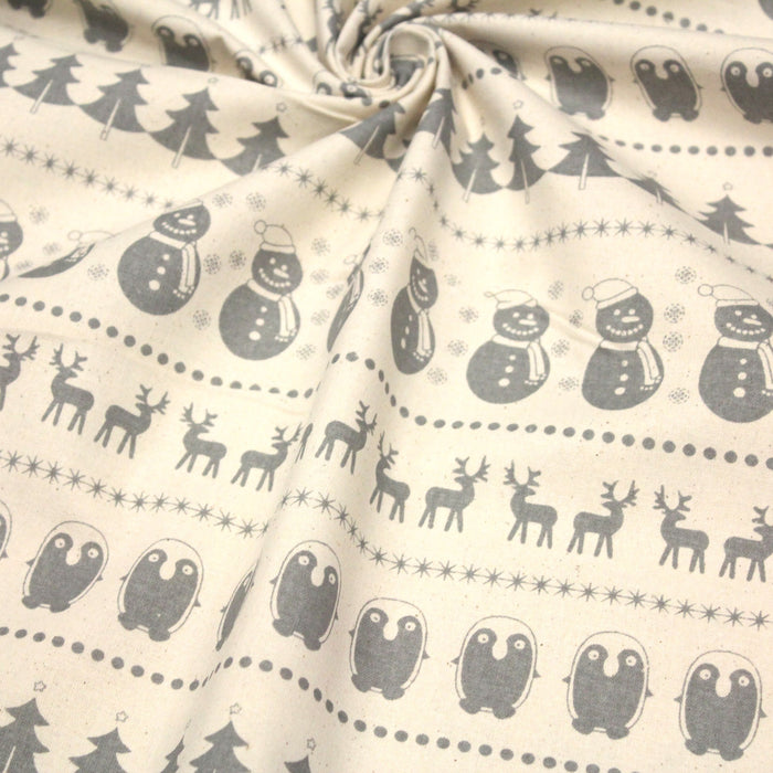 Tissu de coton de Noël scandinave aux bonshommes de neige, rennes, pingouins, sapins de Noël gris, fond écru - tissuspapi